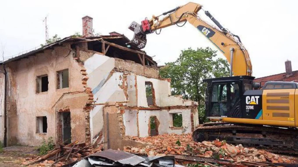 Empresa de demolição em Curitiba especializada em demolição de casas, prédios, galpões e fábricas. Terraplenagem, escavação, drenagem e remoção de entulho em Curitiba e região metropolitana. Orçamento gratuito em até 24h!