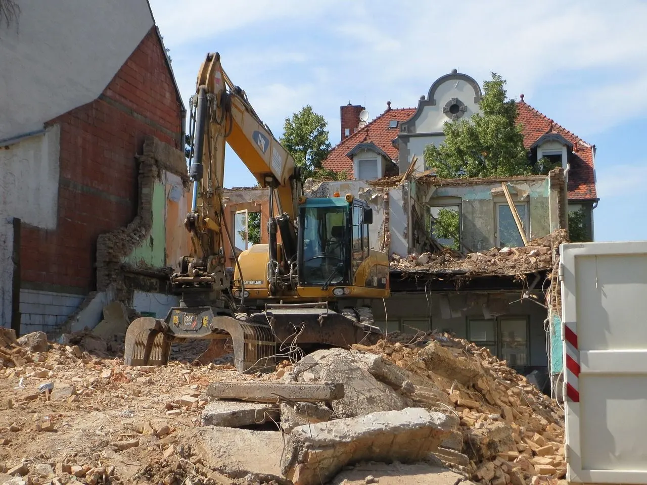 Empresa de demolição em Curitiba especializada em demolição de casas, prédios, galpões e fábricas. Terraplenagem, escavação, drenagem e remoção de entulho em Curitiba e região metropolitana. Orçamento gratuito em até 24h!
