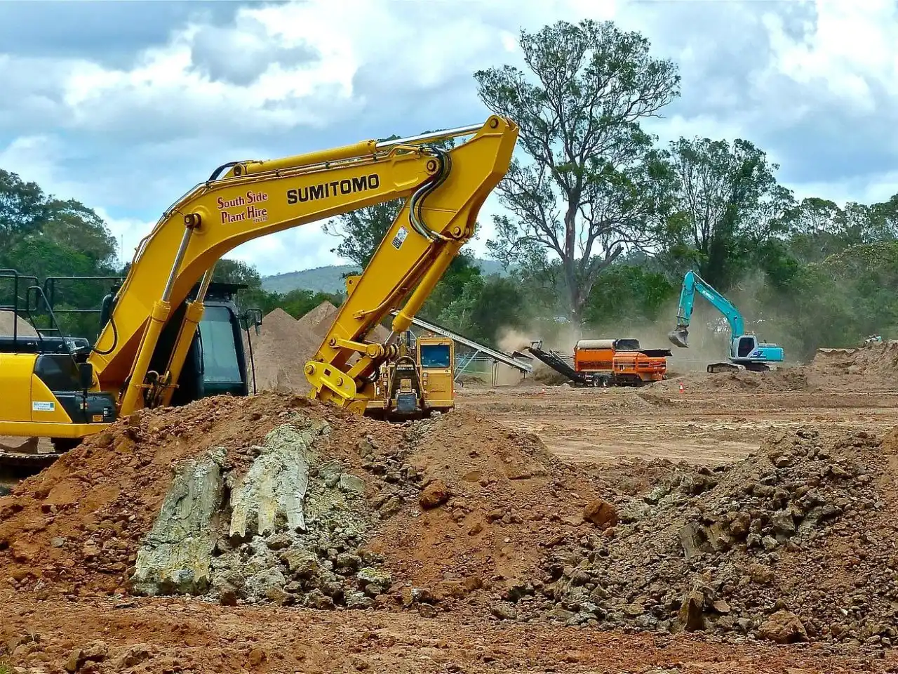 Empresa de demolição em Curitiba especializada em demolição de casas, prédios, galpões e fábricas. Terraplenagem, escavação, drenagem e remoção de entulho em Curitiba e região metropolitana. Orçamento gratuito em até 24h!