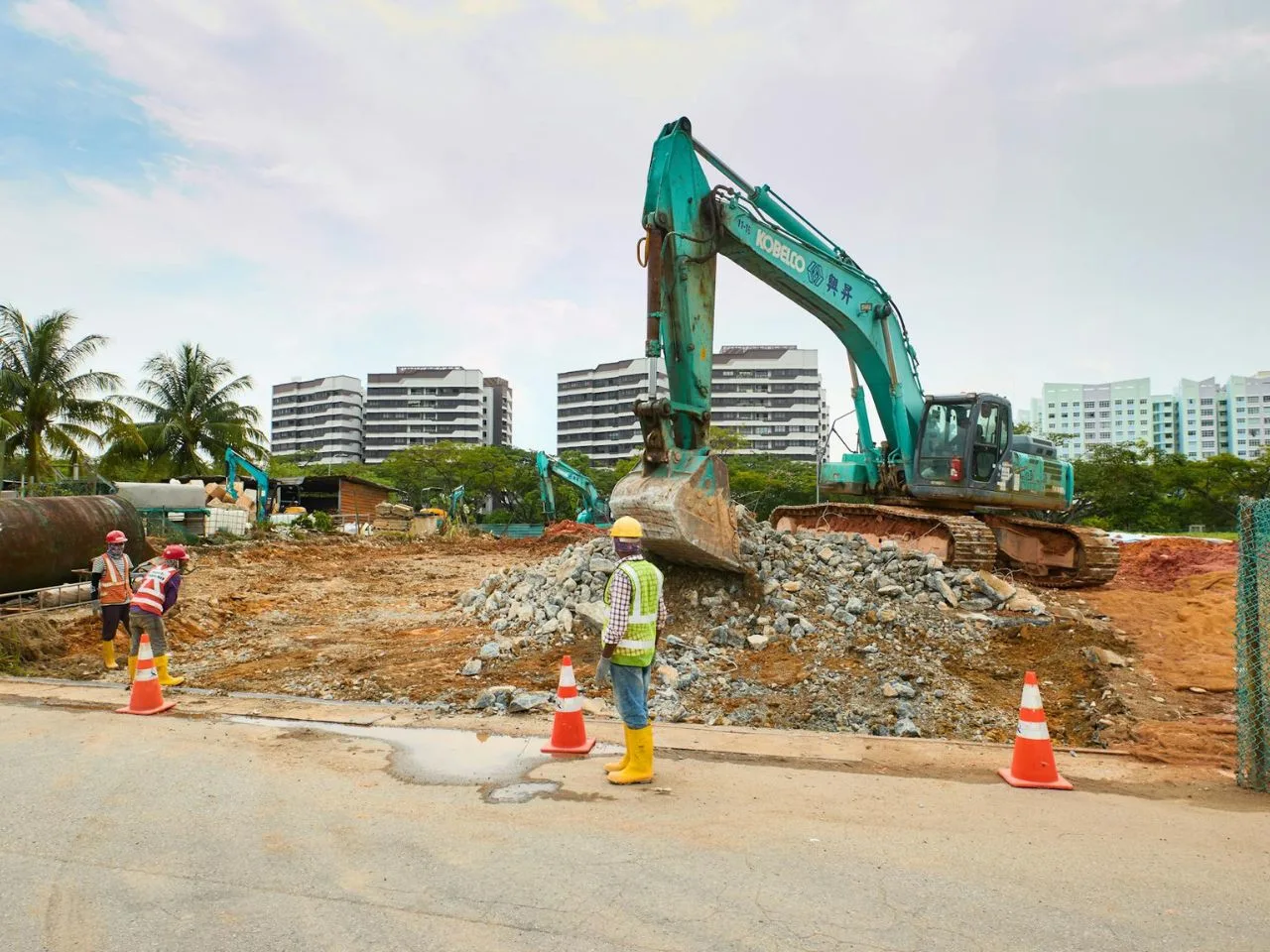 Empresa de demolição em Curitiba especializada em demolição de casas, prédios, galpões e fábricas. Terraplenagem, escavação, drenagem e remoção de entulho em Curitiba e região metropolitana. Orçamento gratuito em até 24h!