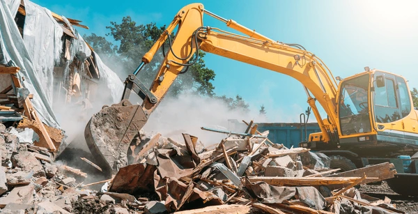 Empresa de demolição em Curitiba especializada em demolição de casas, prédios, galpões e fábricas. Terraplenagem, escavação, drenagem e remoção de entulho em Curitiba e região metropolitana. Orçamento gratuito em até 24h!